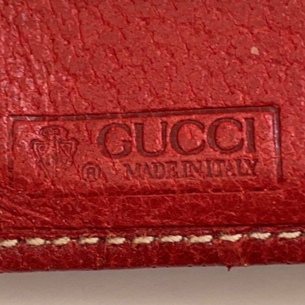 Gucci Vintage Red Leather
Wallet
Previously loved. signs of light wear.